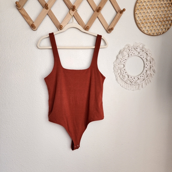 Good American Scuba Modern Tank Bodysuit In Rust - Picture 1 of 9